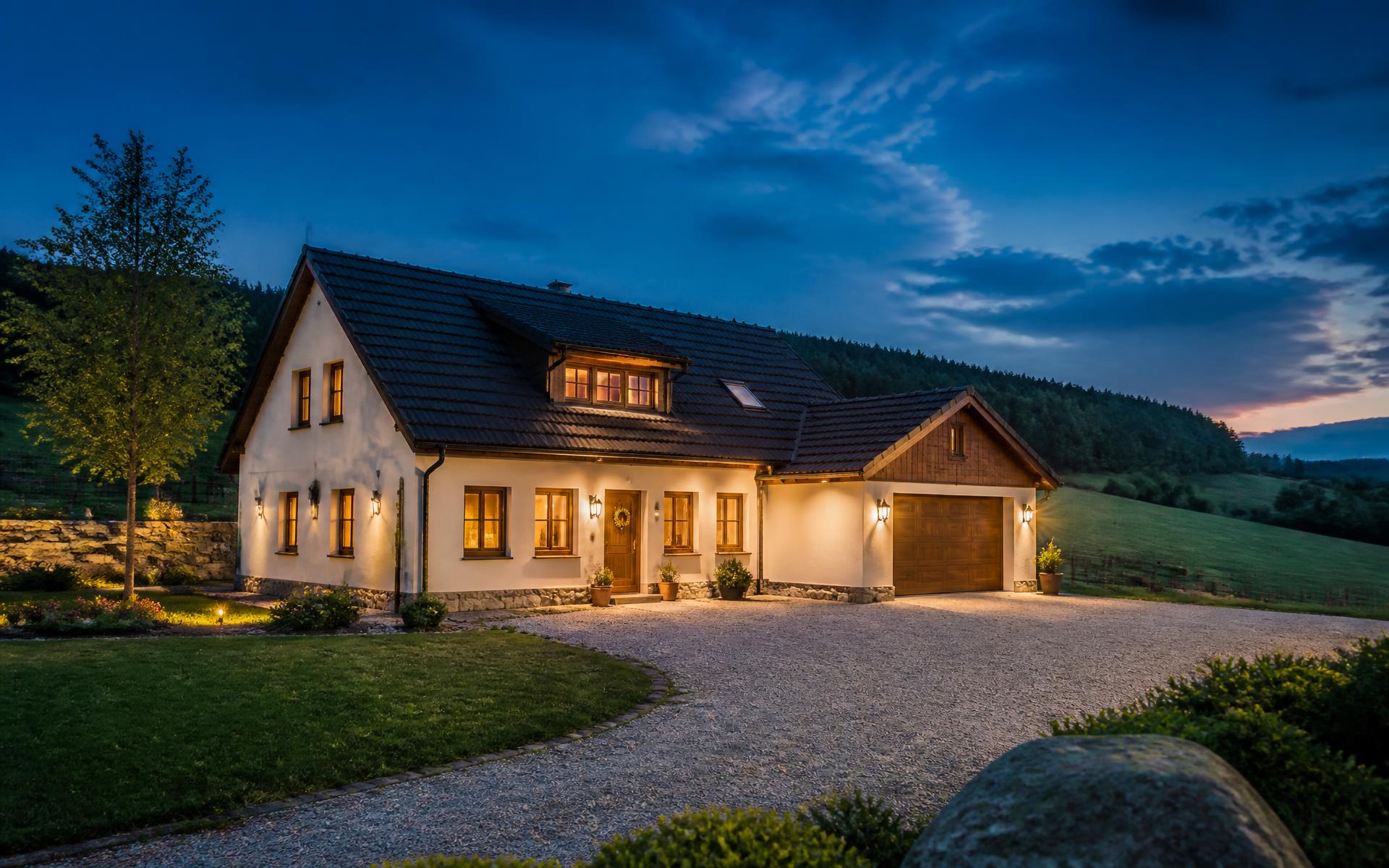 Rodinný dům na Vysočině za soumraku